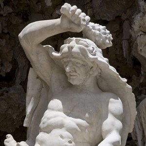 Hércules e a Hidra de Lerna, o tema da mitologia retratado nesta escultura italiana, feita por Giuseppe Gaggini. No século XVII, encontrava-se no tanque, ao centro dos canteiros de buxo; com a obra de Mateus Vicente de Oliveira, realizada entre 1780 e 1785, passou para a Cascata.