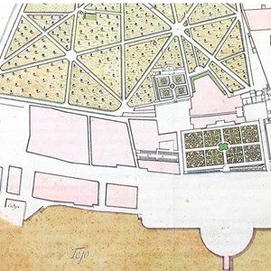 Planta desenhada por Carlos Mardel e Laureano Joaquim de Sousa, anterior a 1763. Nesta altura, ainda se mantém o programa do século XVII: quatro canteiros com um tanque ao centro, o pombal semicircular, o tanque retangular e comprido, do lado poente e o espelho d’água do lado nascente, encostado ao Palácio.