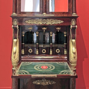 Secretária com o batente aberto, assinada pelo marceneiro francês P.B. Dejante.