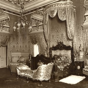 Quarto de dormir para os chefes de Estado e familiares estrangeiros de D. Carlos e D. Amélia, de visita a Portugal, atual Gabinete Oficial do Presidente da República. Na fotografia, é possível identificar o leito e as mesas de cabeceira executados por P.B. Dejante.