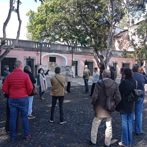 Grupo de visitantes numa das visitas temáticas promovidas pelo Museu, a propósito do Dia Internacional dos Monumentos e Sítios.