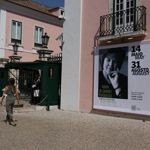 Tela da exposição «Maria de Lourdes Pintasilgo. Mulher de um Tempo Novo», colocada na frontaria do Palácio de Belém.