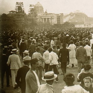 A multidão aguarda a chegada do hidroavião Fairey n.º 17, na avenida Beira Mar — estereoscopia oferecida ao Presidente António José de Almeida, por ocasião da sua visita ao Brasil, em 1922.