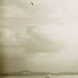 O hidroavião Fairey n.º 17 (mais tarde, batizado «Santa Cruz») sobrevoando o Rio de Janeiro — estereoscopia oferecida ao Presidente António José de Almeida, por ocasião da sua visita ao Brasil, em 1922.