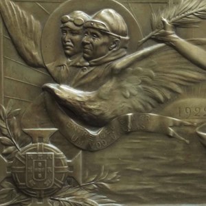 Placa comemorativa da primeira travessia aérea do Atlântico Sul, da autoria de Simões de Almeida, oferecida a António José de Almeida.