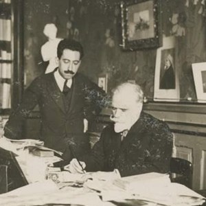 António José de Almeida, no seu gabinete de trabalho, assina a mensagem que o jornal «O Século» enviou a Gago Coutinho e Sacadura Cabral. Ao seu lado, Albino Forjaz de Sampaio, redator do jornal.