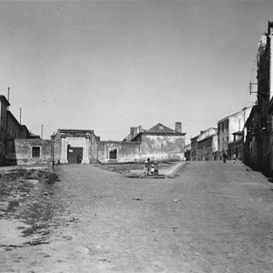 O Pátio das Vacas, que encostava ao Palácio Calheta, hoje na área da rua general João de Almeida, demolido na primeira metade do século XX.