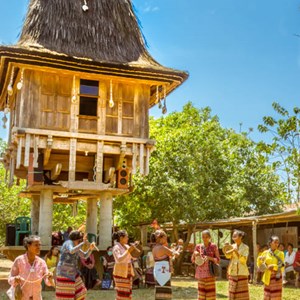 Cerimónia junto de uma casa sagrada timorense («Uma Lulik»), no município de Lautém.