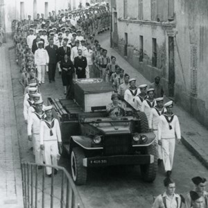 Cortejo fúnebre realizado por ocasião da trasladação dos restos mortais de Teixeira Gomes para Portimão. Encabeçam o cortejo a filha Ana Rosa e o marido.