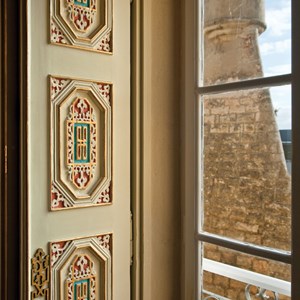 Pormenor das portadas das janelas da Sala Árabe, com vista para o baluarte da fortaleza de Nossa Senhora da Luz.