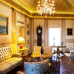 Sala Árabe. Ao fundo, o retrato do Rei D. Luís.