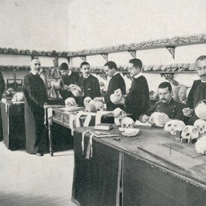 Bernardino Machado, professor catedrático da Universidade de Coimbra, durante uma aula de Antropologia, no ano letivo de 1896-1897. Entre os alunos, encontra-se Sidónio Pais.