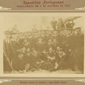 José Mendes Cabeçadas Júnior (ao centro), com a tripulação que revoltou o cruzador «Adamastor».