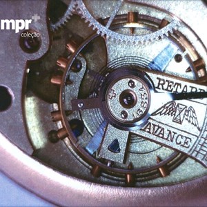 Imagem gráfica do n.º 18 da rubrica mpr+ feita a partir de fotografia do interior do relógio de José Mendes Cabeçadas Júnior.