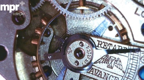 Imagem gráfica do n.º 18 da rubrica mpr+ feita a partir de fotografia do interior do relógio de José Mendes Cabeçadas Júnior.