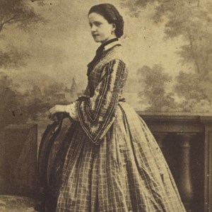 Retrato fotográfico da Rainha D. Maria Pia, com 16 anos, já mãe do príncipe herdeiro, D. Carlos. Era italiana de nascimento, filha de Vítor Emanuel II, o primeiro Rei da Itália unificada. Nasceu em Turim, em 16 de outubro de 1847. Partiu para o exílio, após a instauração da República, regressando à sua Turim natal. Faleceu no Palácio de Stupinigi — também chamado pavilhão de caça —, nos arredores da cidade, em 5 de julho de 1911.