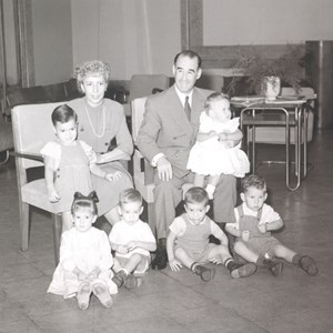 Berta e Francisco Craveiro Lopes, Presidente da República de 1951 a 1958. No primeiro ano do mandato, viveram no Palácio da Cidadela de Cascais, enquanto corriam as obras de restauro do Palácio de Belém. Os avós e os netos, na bateria, entretanto fechada com o Presidente Óscar Carmona.