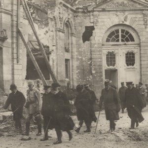 Bernardino Machado e o Presidente francês, Raymond Poincaré, visitam as ruínas de Verdun (França).
