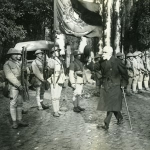 Bernardino Machado saúda a bandeira de um regimento de Infantaria, durante a visita a Saint-Venant, o quartel-general do CEP.