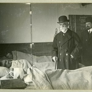 Bernardino Machado e o chefe do Governo, Afonso Costa, visitam uma enfermaria no Hospital de Sangue n.º 1 (?), em Merville, França.