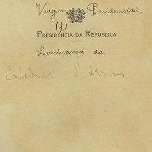Envelope que acompanha a folha de árvore, com menção à «viagem presidencial» e a uma «lembrança da Catedral de Arras».