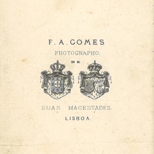 Fotografia de Francisco Augusto Gomes, «Fornecedor da Casa Real» e da imperatriz do Brasil, D. Amélia. Na frente da fotografia: os monarcas com o príncipe herdeiro, no berço, e a ama de leite.