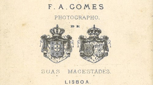 Fotografia de Francisco Augusto Gomes, «Fornecedor da Casa Real» e da imperatriz do Brasil, D. Amélia. Na frente da fotografia: os monarcas com o príncipe herdeiro, no berço, e a ama de leite.