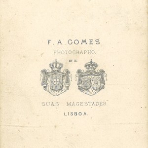Fotografia de Francisco Augusto Gomes, «Fornecedor da Casa Real» e da imperatriz do Brasil, D. Amélia. Na frente da fotografia: o Rei D. Luís e a Rainha D. Maria Pia, sentados; o Rei D. Fernando II e o infante D. Augusto, de pé.