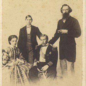 Retrato fotográfico do Rei D. Luís, com a Rainha D. Maria Pia. Em pé, o Rei D. Fernando II e o infante D. Augusto. D. Maria II e D. Fernando tiveram 11 filhos. Nesta data, sobreviviam quatro: o Rei D. Luís e D. Augusto, na fotografia; D. Maria Ana e D. Antónia, princesas da Saxónia e Sigmaringen, respetivamente, por casamento.