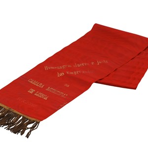 Fita de condolências dos funcionários da Câmara Municipal de Lisboa.