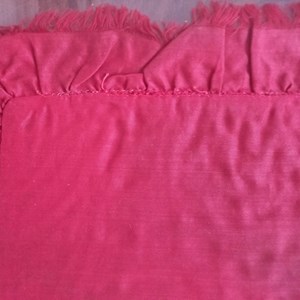 Pormenor do verso da almofada, distinguindo-se a costura, menos perfeita, do lado que serviria para o enchimento.