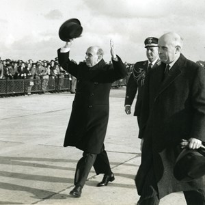 O Presidente do Peru, Manuel Prado, cumprimenta os populares que vieram assistir à sua chegada ao aeroporto da Portela.