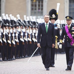 Honras militares na chegada do Presidente Aníbal Cavaco Silva à Suécia, para uma visita de Estado de três dias. Ao seu lado, o Rei Carlos XVI Gustavo.