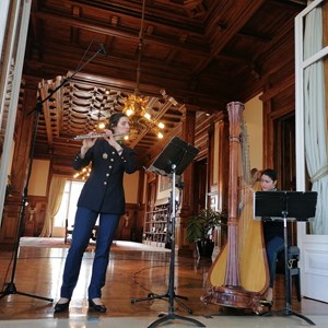 Duo de flauta e harpa da GNR, composto pelas guardas Ana Ester Santos (harpa) e Carolina Moura (flauta).