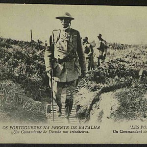 Bilhete-postal reproduzindo uma fotografia de Manuel Gomes da Costa, comandante da 1.ª Divisão do CEP, numa visita à frente de batalha.