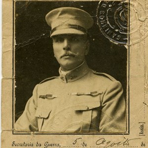 Bilhete de identidade emitido pelo Ministério da Guerra, em nome de Manuel Gomes da Costa (frente).