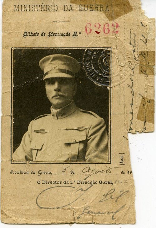 Bilhete de identidade emitido pelo Ministério da Guerra, em nome de Manuel Gomes da Costa (frente).
