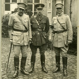 À direita, o general Gomes da Costa, comandante da 1.ª Divisão do CEP, acompanhado do oficial general Haking, comandante do XI Corpo do Exército britânico, e do general Tamagnini, comandante do CEP.
