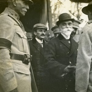 Manuel Gomes da Costa assiste à condecoração de um militar, durante a cerimónia que teve lugar em Roquetoire, aquando da visita do Presidente Bernardino Machado ao CEP, em França.
