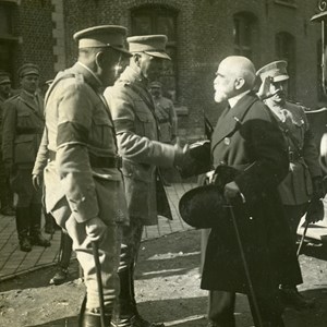 Manuel Gomes da Costa cumprimenta Bernardino Machado, na chegada do Presidente ao Palacete de la Giclais, em Lestrem, quartel-general da 1.ª Divisão do CEP.