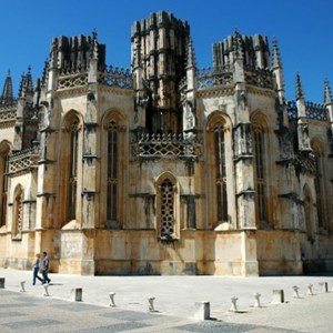 As Capelas Imperfeitas do Mosteiro da Batalha, representadas no bilhete postal. https://dicasdelisboa.com.br/portugal/mosteiro-da-batalha-em-portugal/