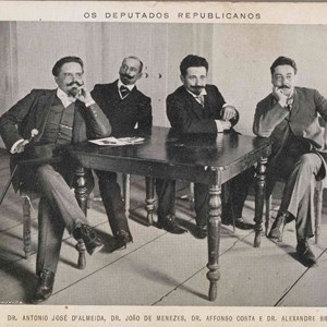 Postal evocativo da eleição de quatro deputados republicanos, pelo círculo de Lisboa, em 19 de agosto de 1906. Da esquerda para a direita: António José de Almeida, João de Menezes, Afonso Costa e Alexandre Braga.