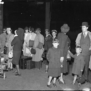 Chegada de refugiados estrangeiros à Estação do Rossio, em Lisboa (cota PT/TT/EPJS/SF/001-001/0076/2000O).