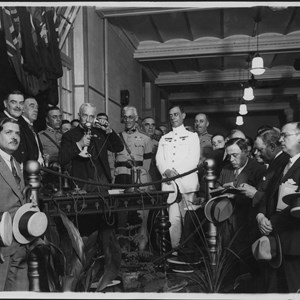 O Presidente Óscar Carmona a inaugurar o serviço telefónico automático, na Estação (ou Central Telefónica) da Trindade, em Lisboa.