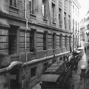Preparativos para a montagem da Central Automática na Estação da Trindade, um edifício da Anglo-Portuguese Telephone Company (APT), também conhecida como Companhia dos Telefones.