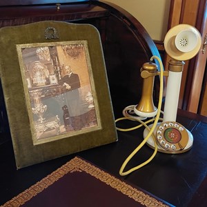 Telefone onde foi inaugurado o serviço telefónico automático. É propriedade da Fundação Portuguesa de Telecomunicações, encontrando-se em depósito no Palácio da Cidadela de Cascais.