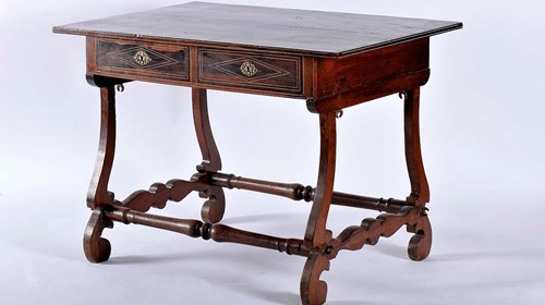 Mesa para ler e escrever.