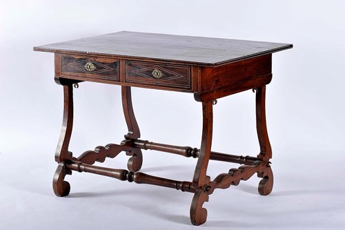 Mesa para ler e escrever.