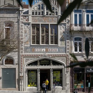 Fachada da Livraria Lello, no número 144 da Rua das Carmelitas, Porto.