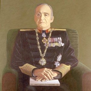 Retrato a óleo de António de Spínola, encomendado ao pintor Jacinto Luís, em 1988, para integrar a Galeria dos Retratos e substituir o retrato da autoria de Francisco Lapa. Em 2004, com o apoio da família do ex-Presidente, foi decidido que o retrato de Francisco Lapa deveria reassumir o estatuto de retrato oficial.